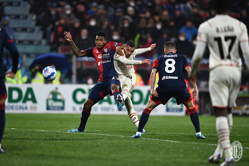 Gelandang AC Milan, Ismael Benacer (tengah) saat mencetak gol ke jala Cagliari dalam lanjutan Serie A Liga Italia.